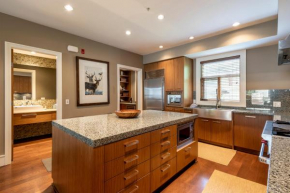 Fitzsimmons Walk Deluxe Townhome with Private Hot Tub Village Walking Distance